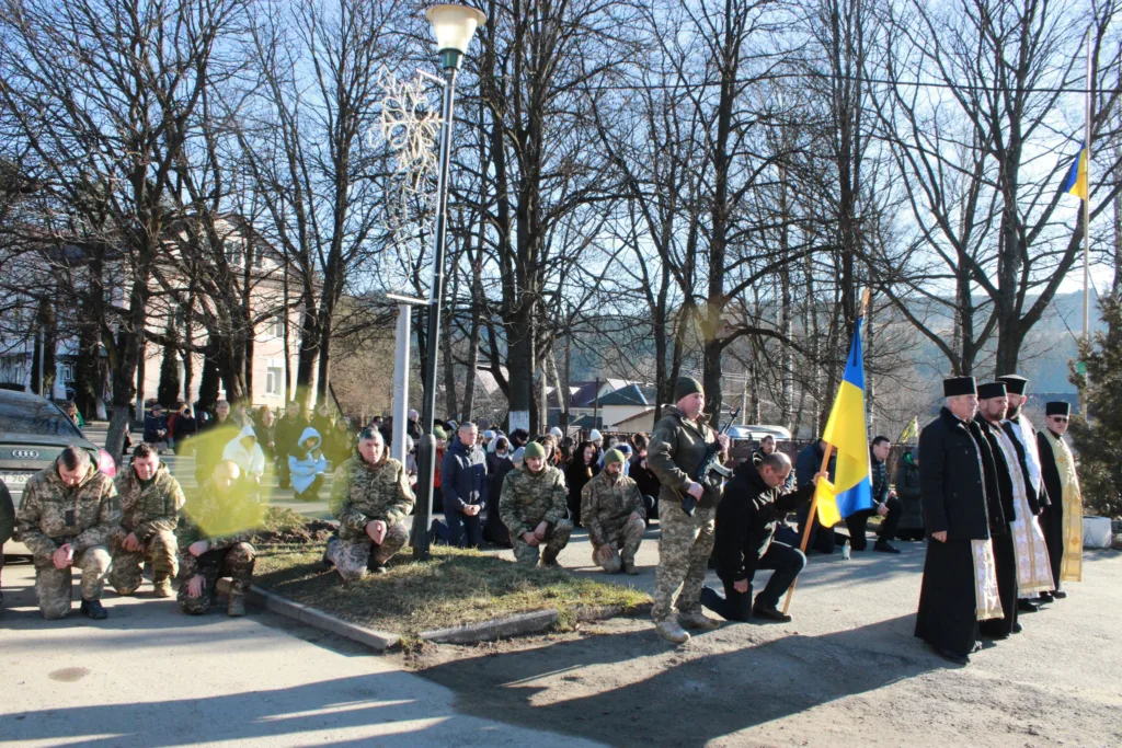 Військові та священики на церемонії з українським прапором