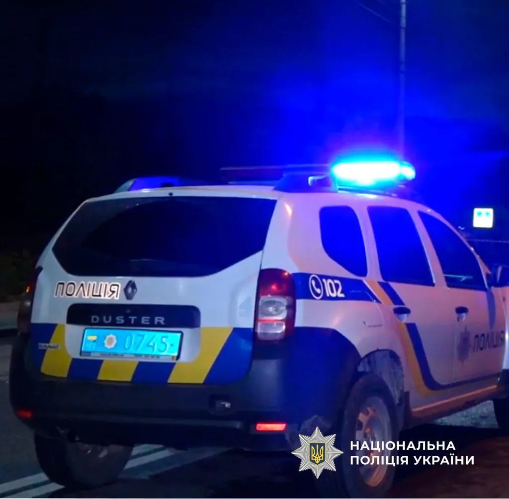 Поліцейський автомобіль України з увімкненими проблисками