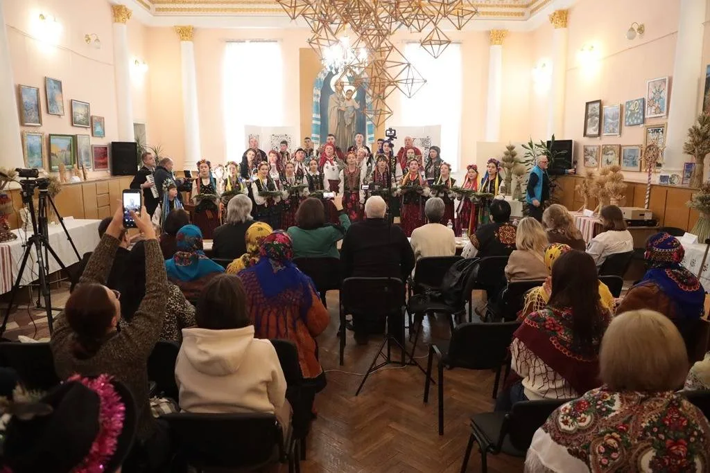 Український фольклорний хор виступає перед глядачами