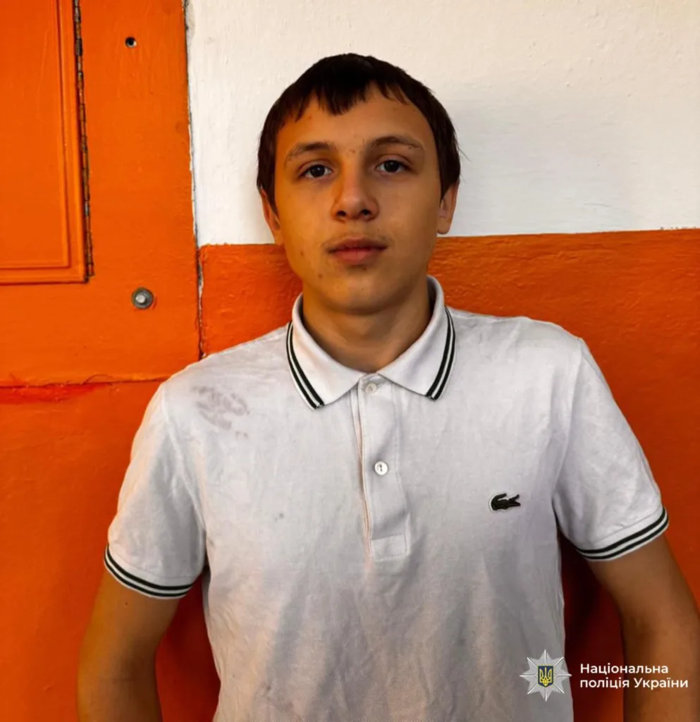 Юнак у білому поло на помаранчевому тлі