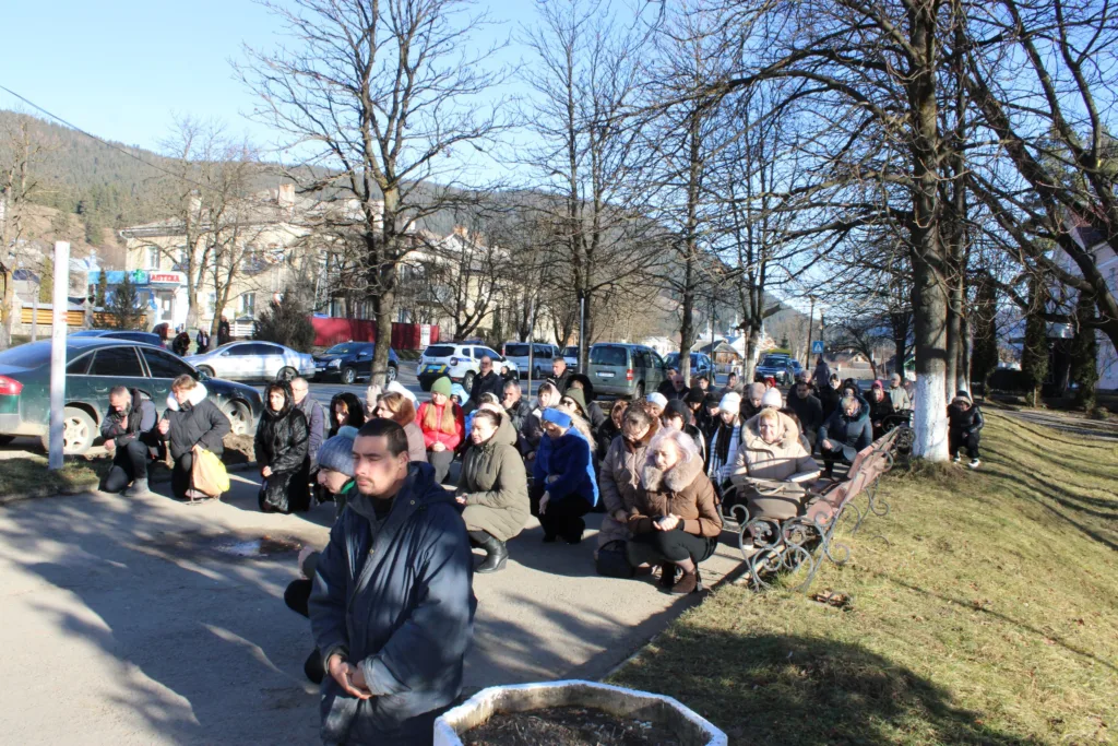 Люди моляться на вулиці під час сонячного дня