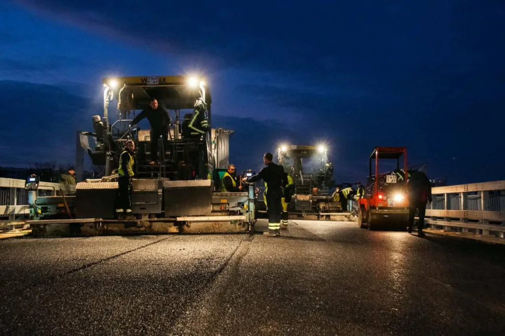 Нічне асфальтування дороги будівельниками