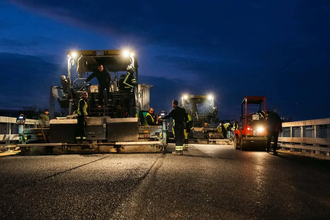 Нічне асфальтування дороги будівельниками