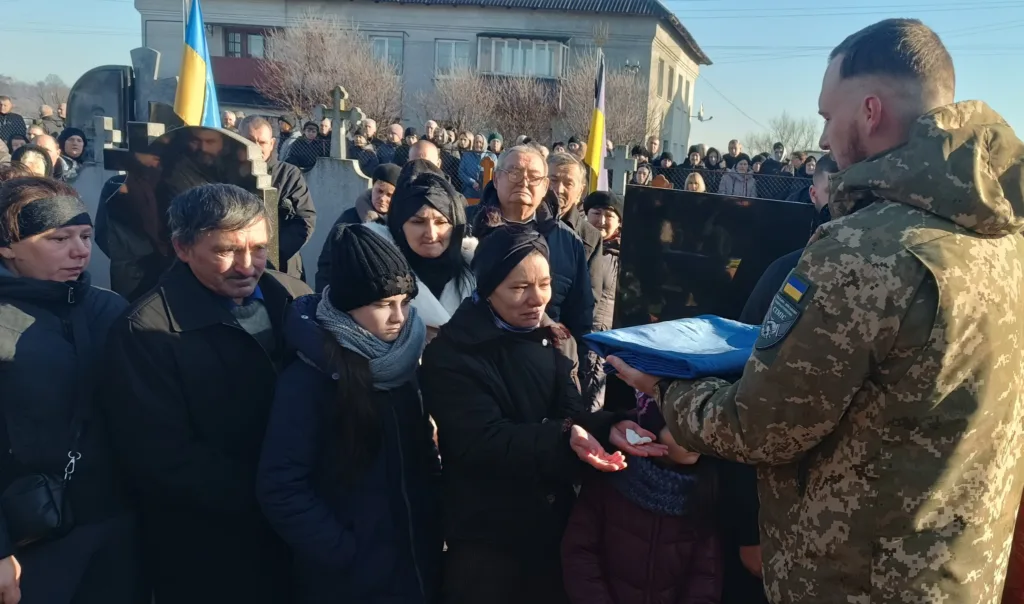 Військові вручають прапор родині загиблого героя