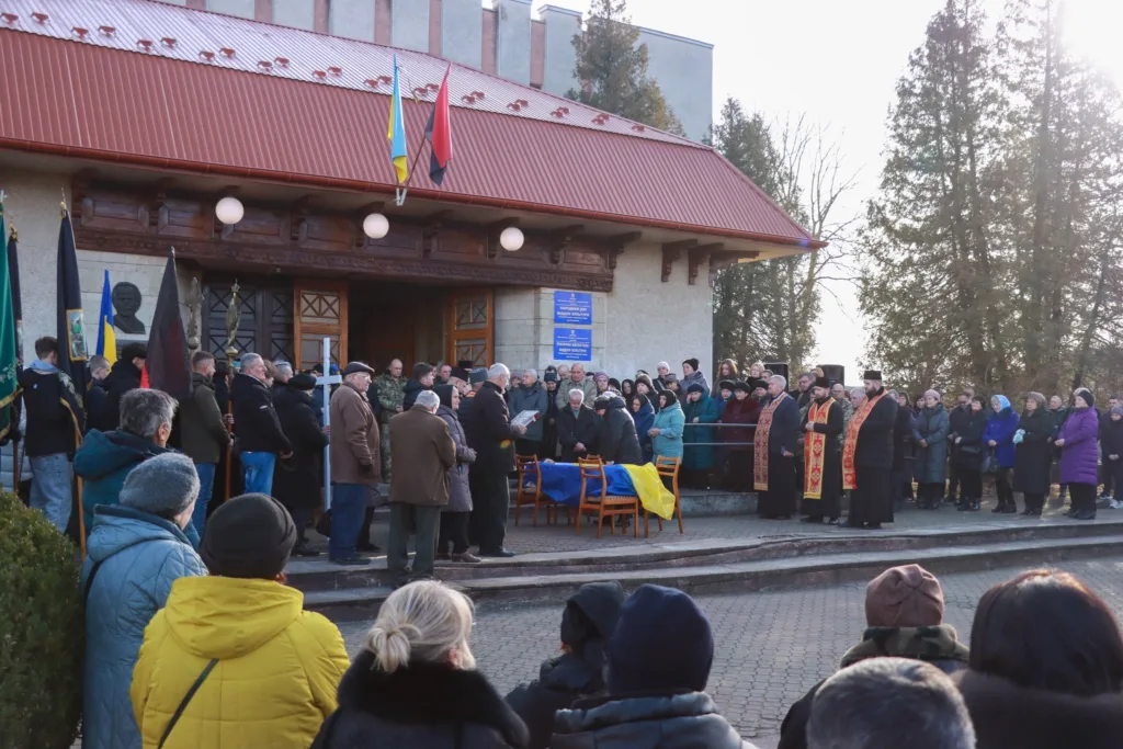 Прощання з військовим героєм перед будівлею громади