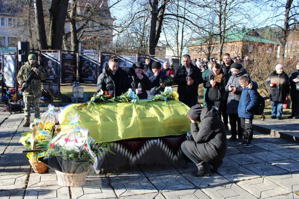Прощання з військовим, труна покрита українським прапором
