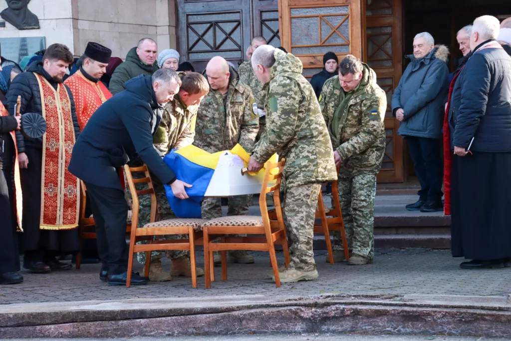 Військові та священники на похороні воїна України