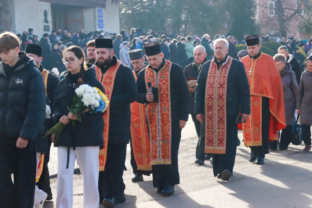 Священики та люди на релігійній процесії