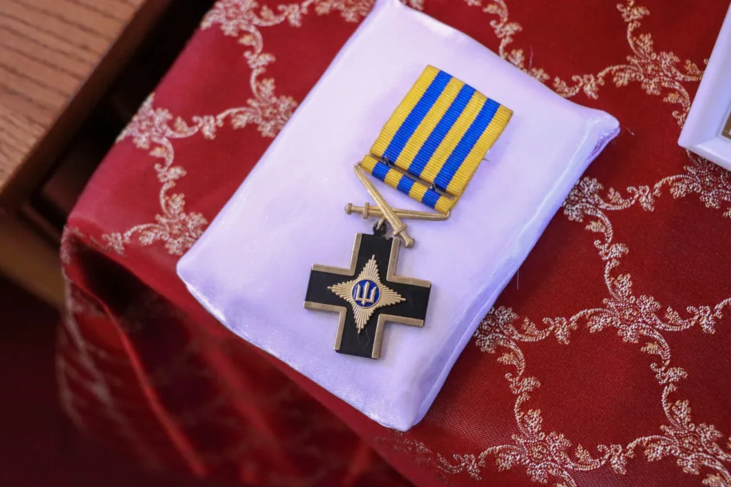 Український військовий орден на червоній тканині