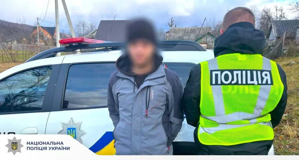 Поліція України затримала чоловіка біля службового авто