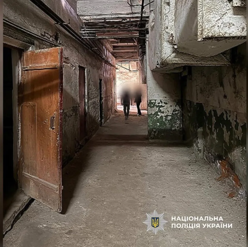 Занедбаний підвал з двома людьми у коридорі
