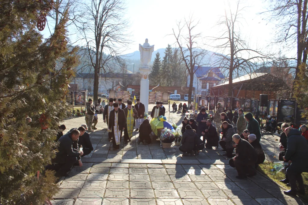 Меморіальна церемонія біля пам’ятника у гірському місті