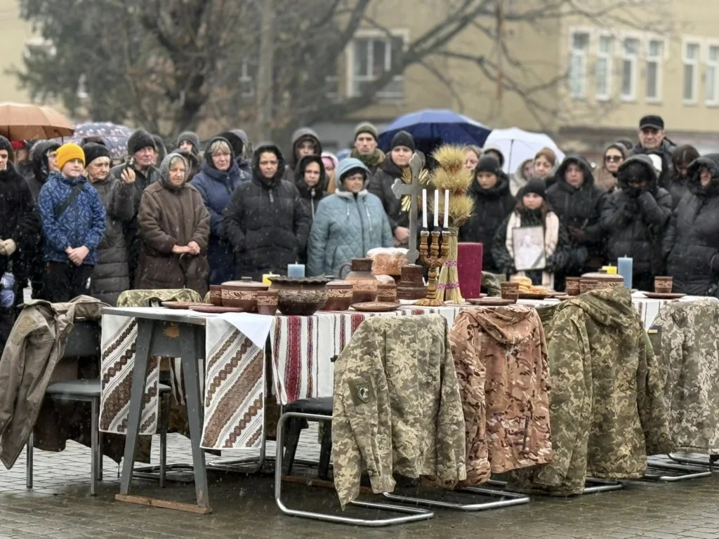 Люди на вшануванні памʼяті військових під дощем