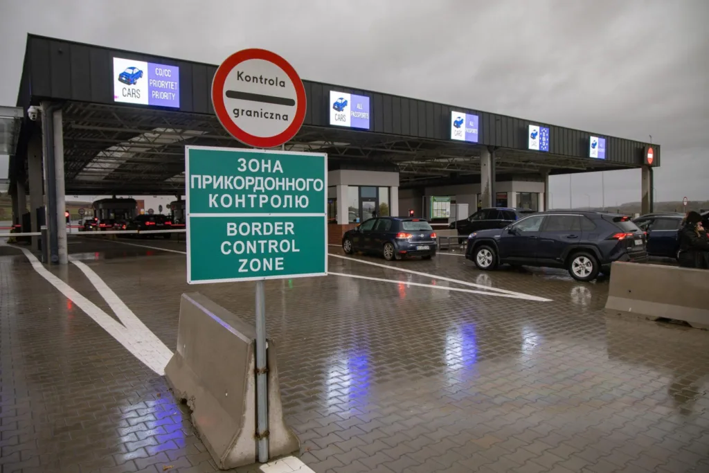 Автомобілі на прикордонному пункті пропуску