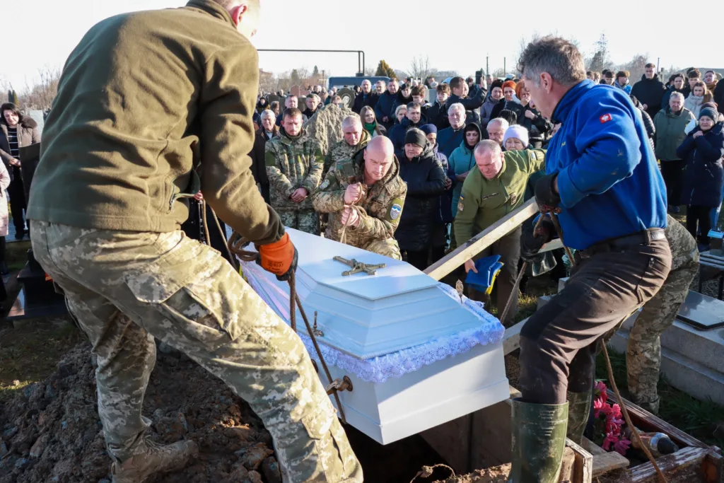 Похорон військового із присутніми людьми