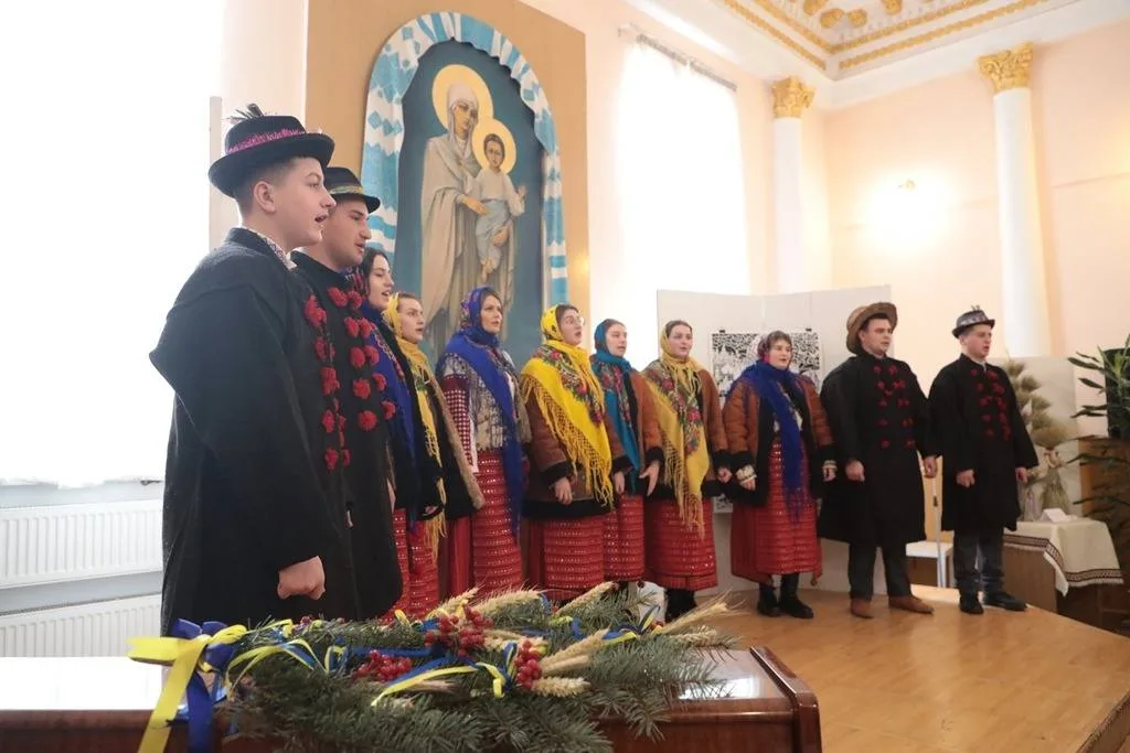 Український хор у традиційному вбранні співає в залі