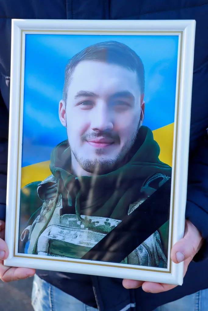 Портрет військового на фоні прапора України