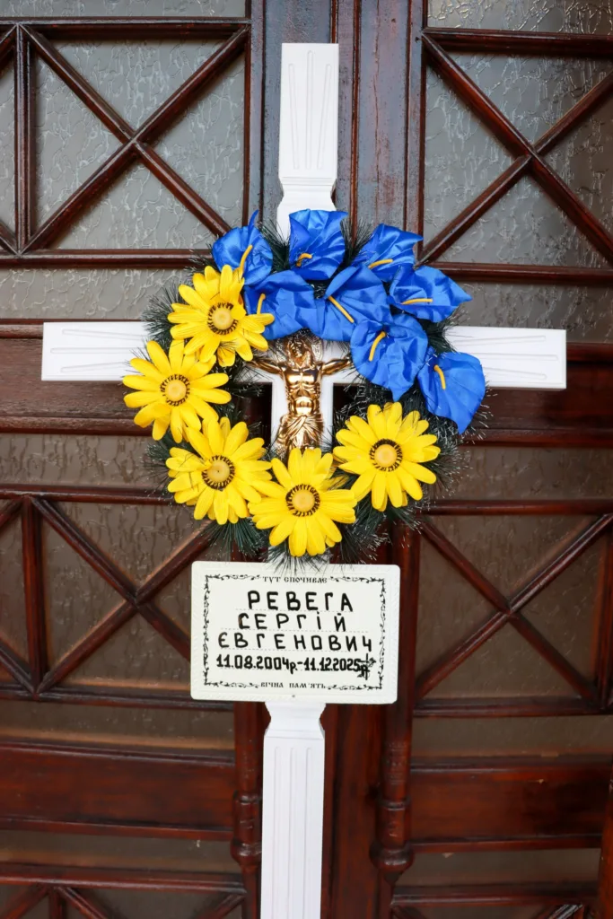 Меморіальний хрест із синьо-жовтими квітами