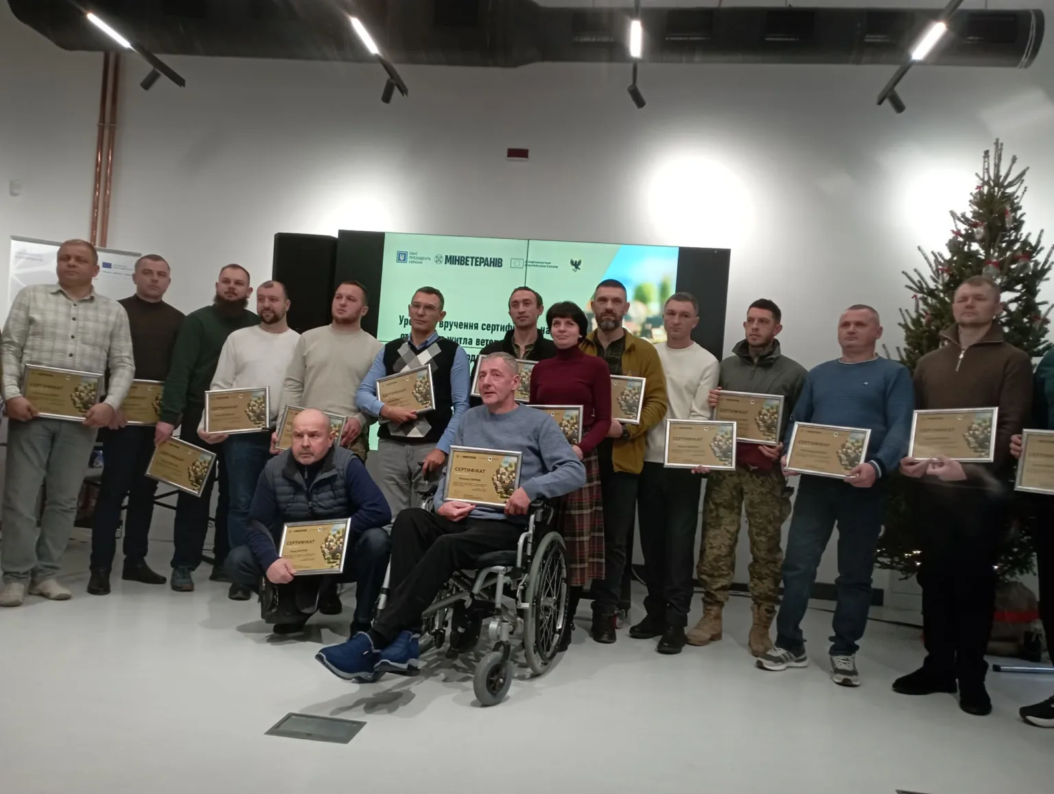 Ветерани отримують сертифікати на урочистій церемонії