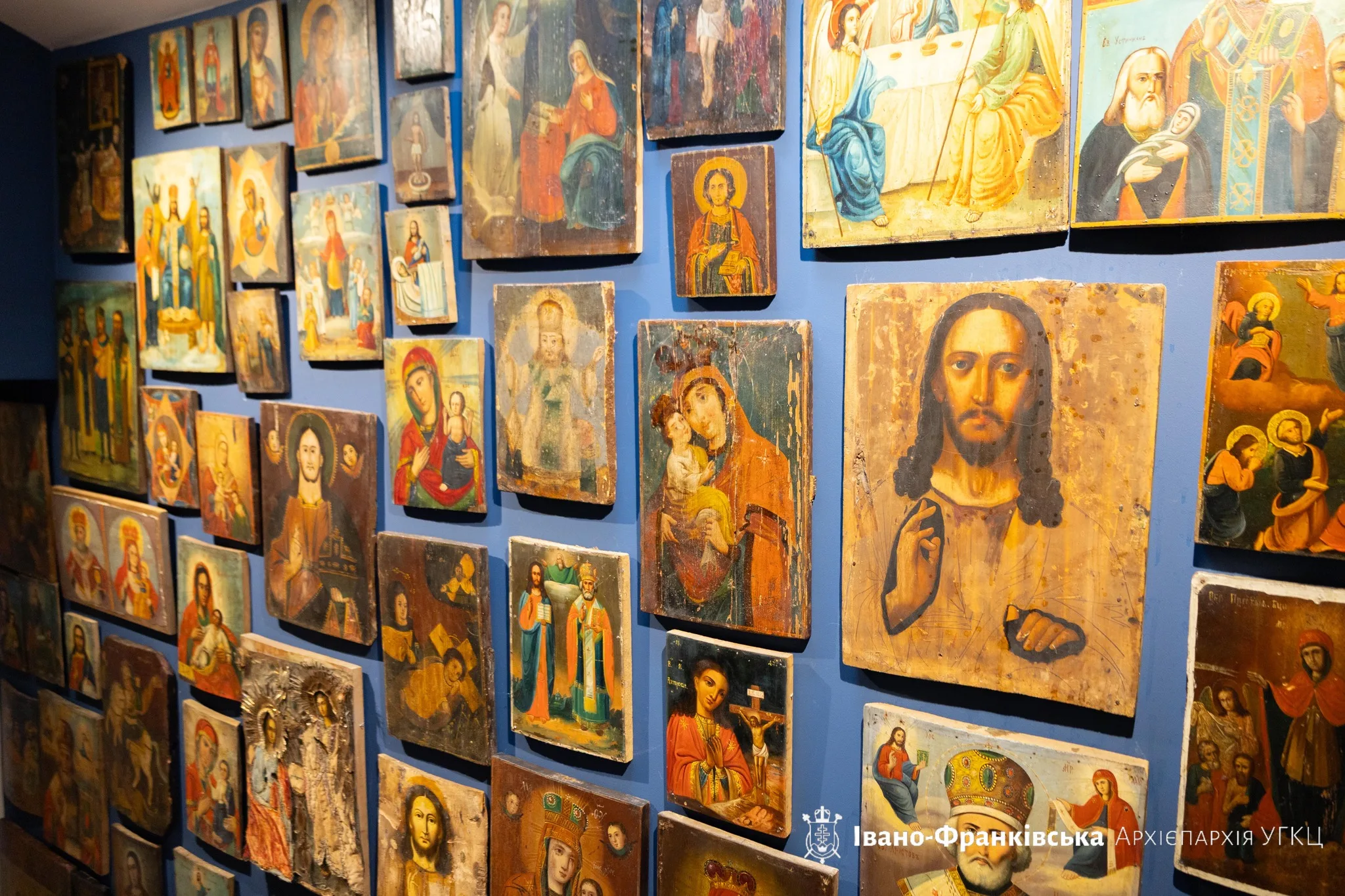 Стіна з українськими релігійними іконами