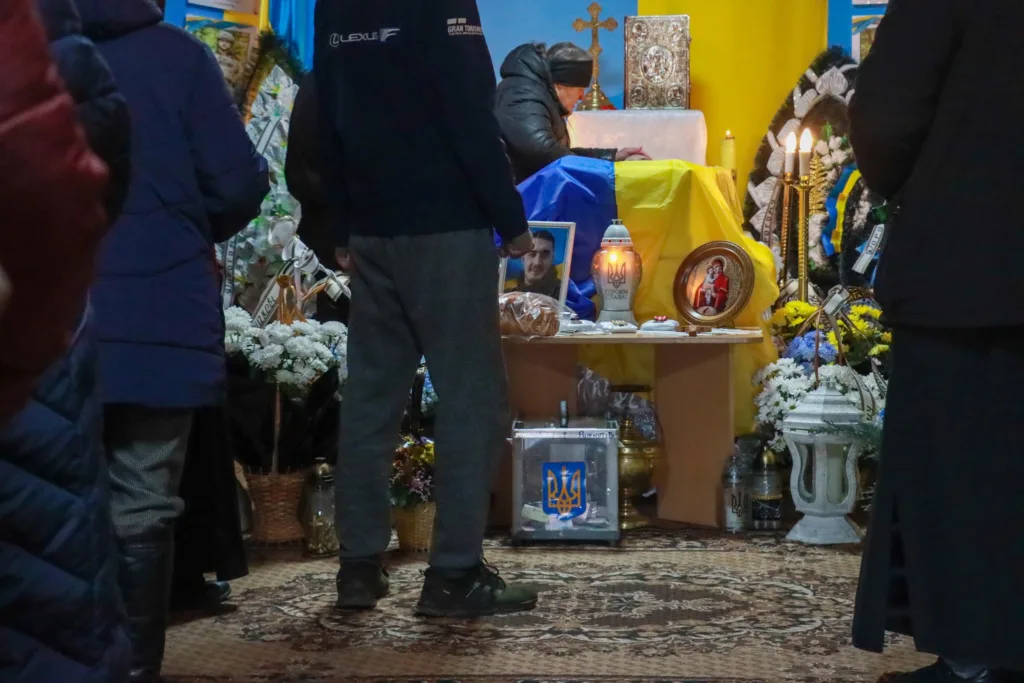 Прощання з українським військовим у церкві