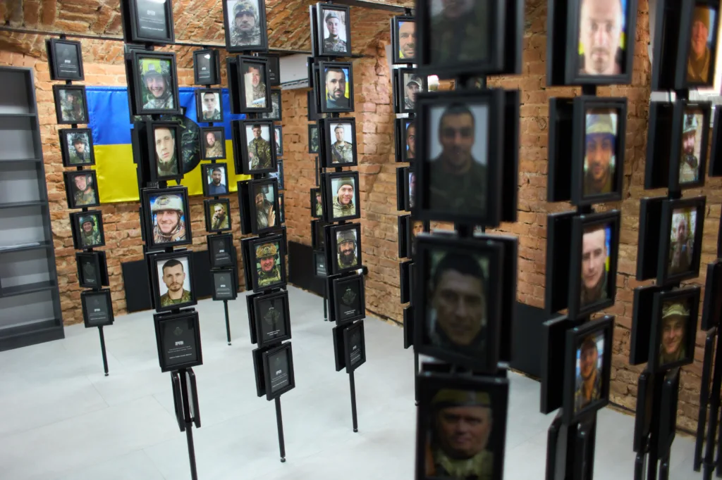 Меморіал військових з фотографіями героїв України