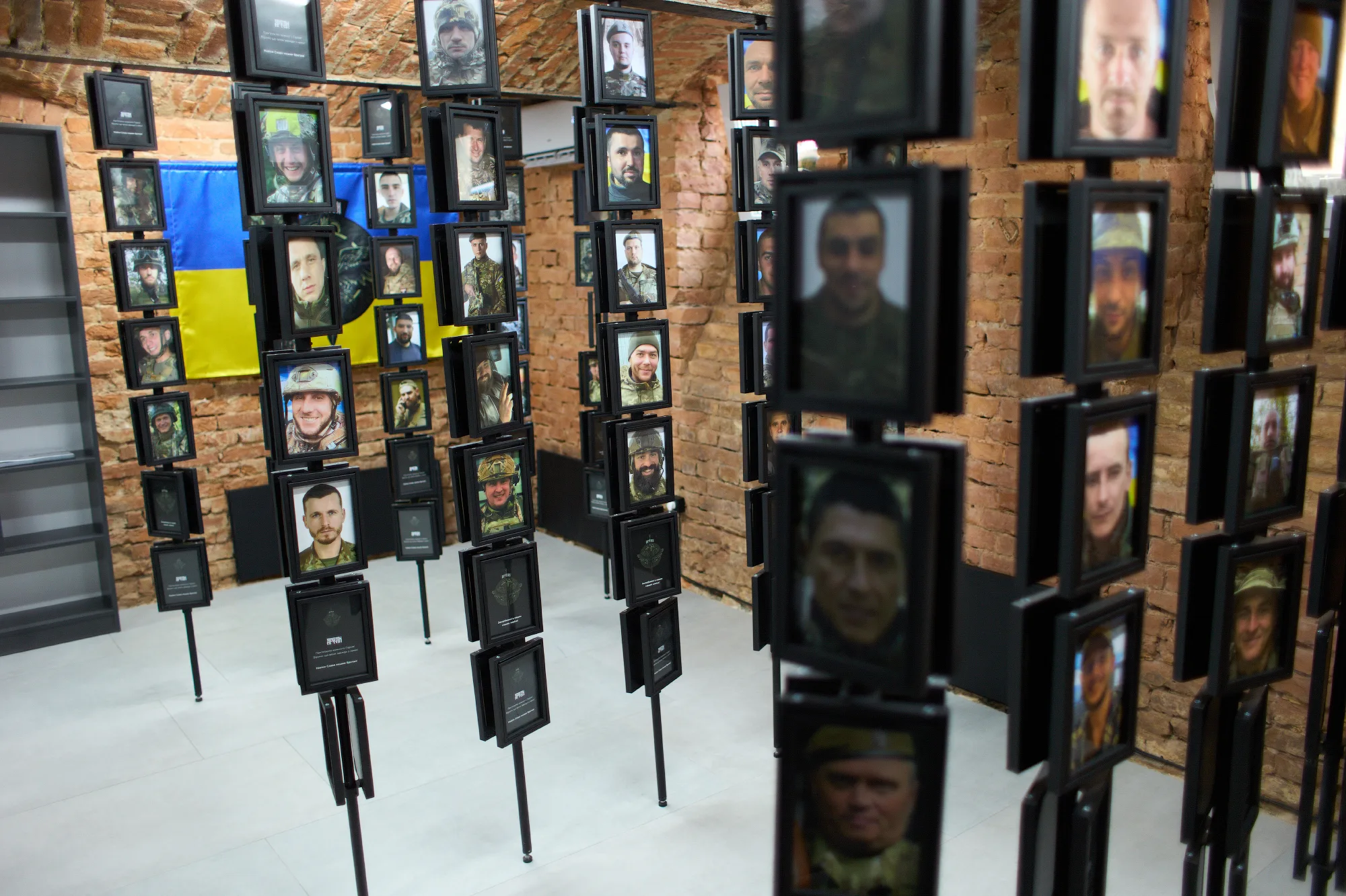Меморіал військових з фотографіями героїв України