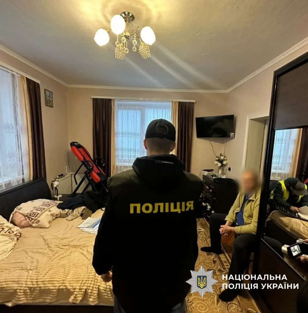 Поліція проводить обшук у кімнаті