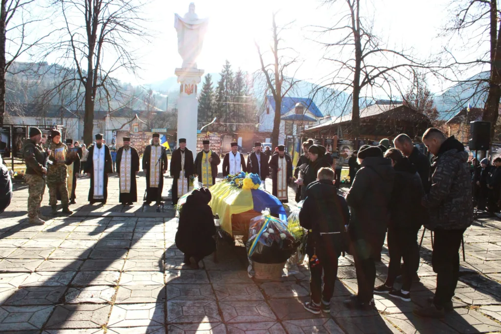 Похоронна церемонія з українським прапором на площі