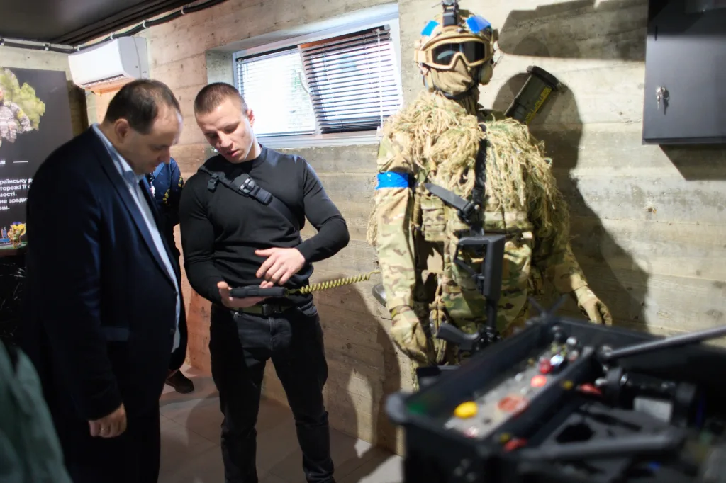 Військове обладнання та обговорення тактичного спорядження