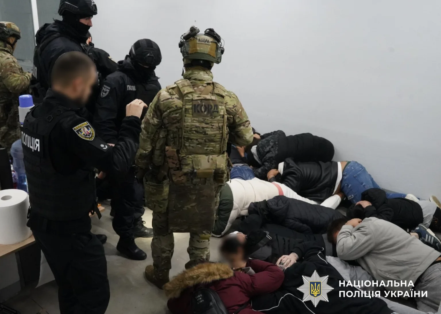 Поліція затримує підозрюваних під час операції