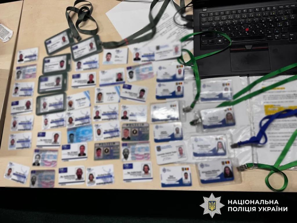Підроблені посвідчення на столі поліції України