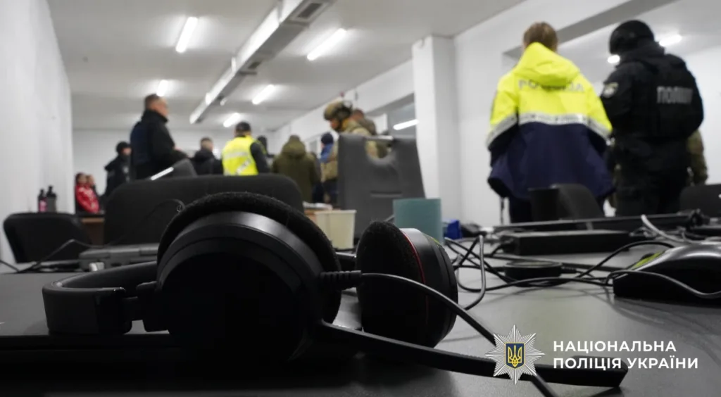 Поліцейські під час операції в офісі