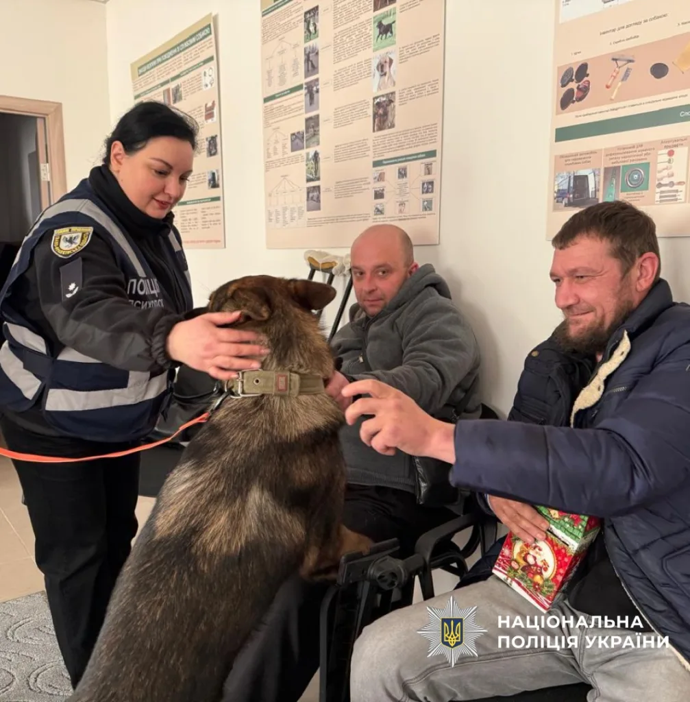 Поліцейська з собакою спілкується з чоловіками