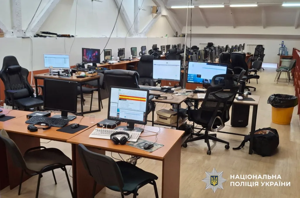 Офіс із багатьма комп’ютерами та робочими місцями