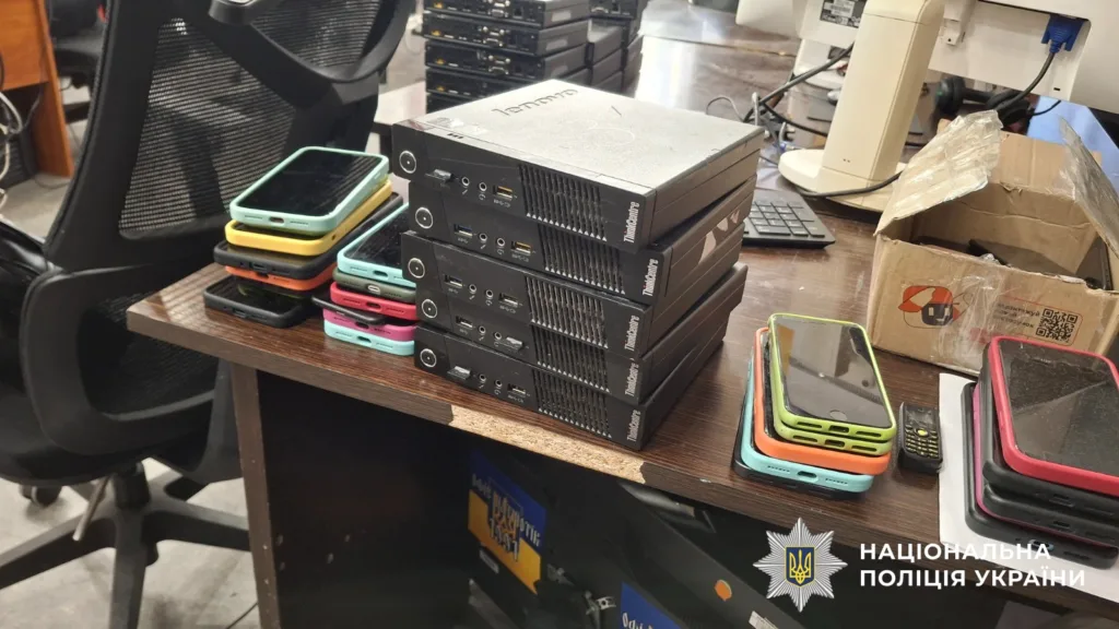 Стіл з комп’ютерами та смартфонами у поліцейському офісі