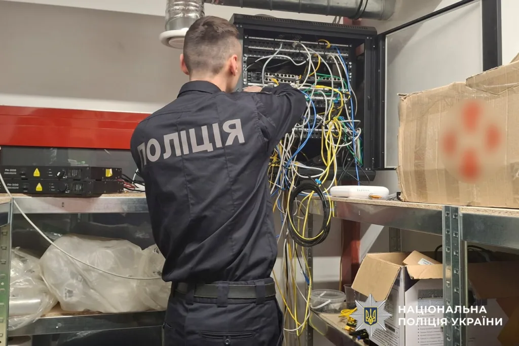 Поліцейський перевіряє серверне обладнання