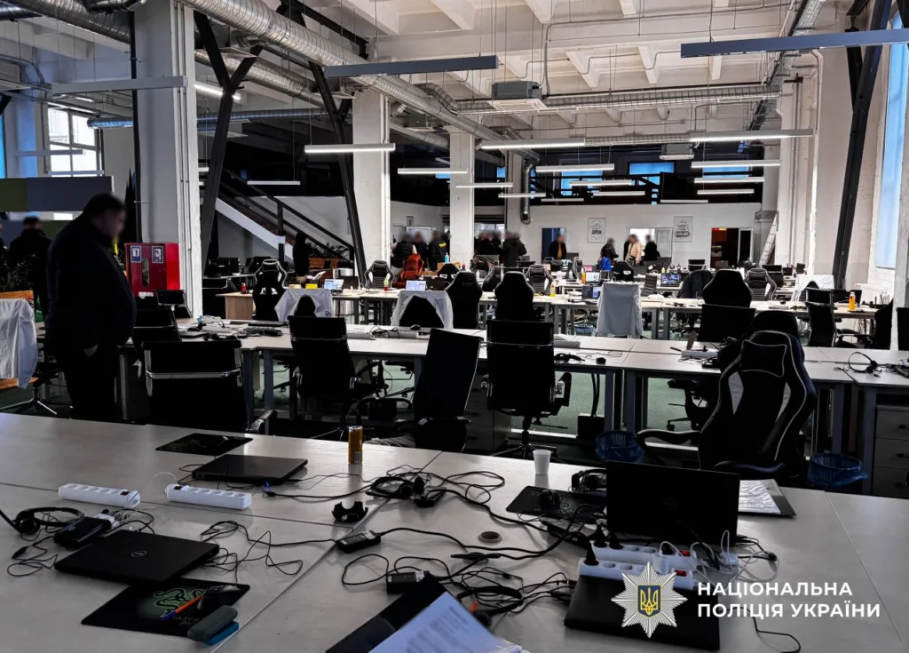 Сучасний офіс з комп’ютерами та працівниками