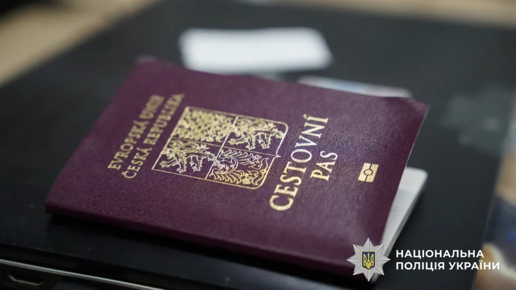 Закордонний паспорт Чехії на столі