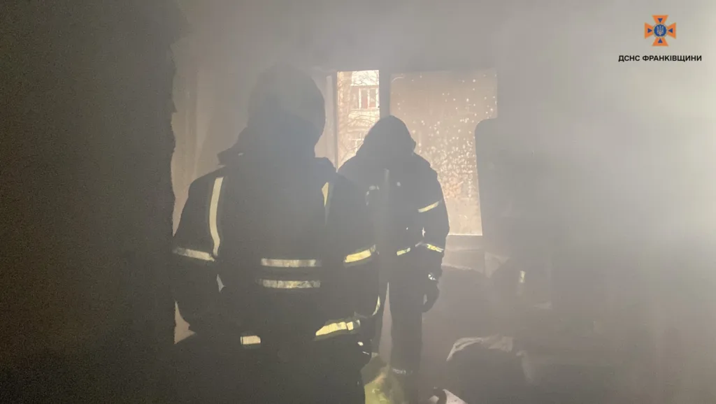 Пожежники у задимленому приміщенні гасять пожежу