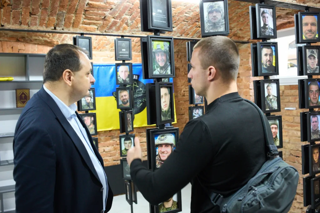 Виставка фотографій військових у музеї України