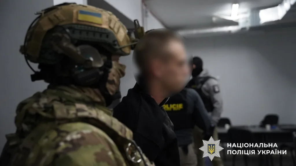 Поліція України затримує підозрюваного в приміщенні