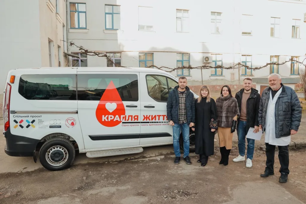 Група людей біля мікроавтобуса Крапля Життя