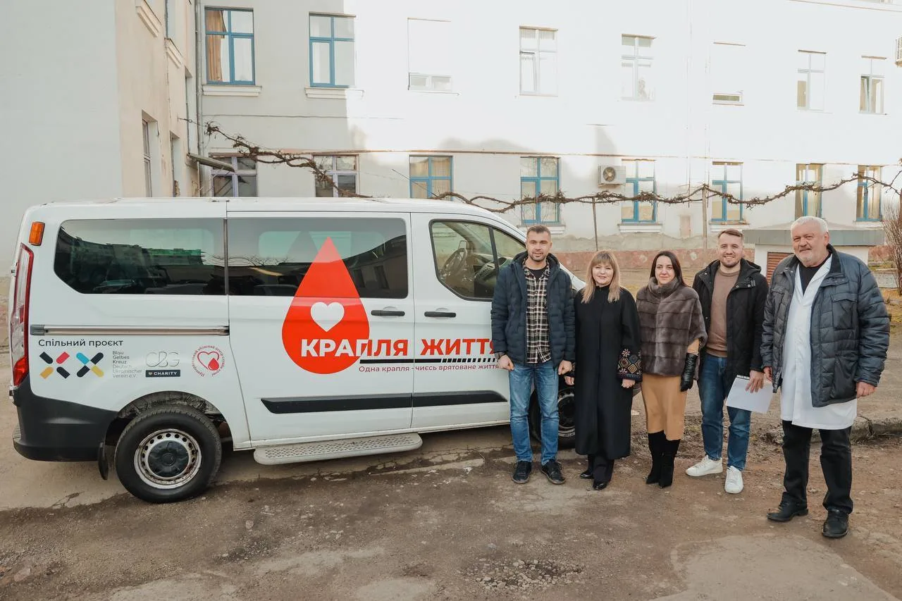 Група людей біля мікроавтобуса Крапля Життя