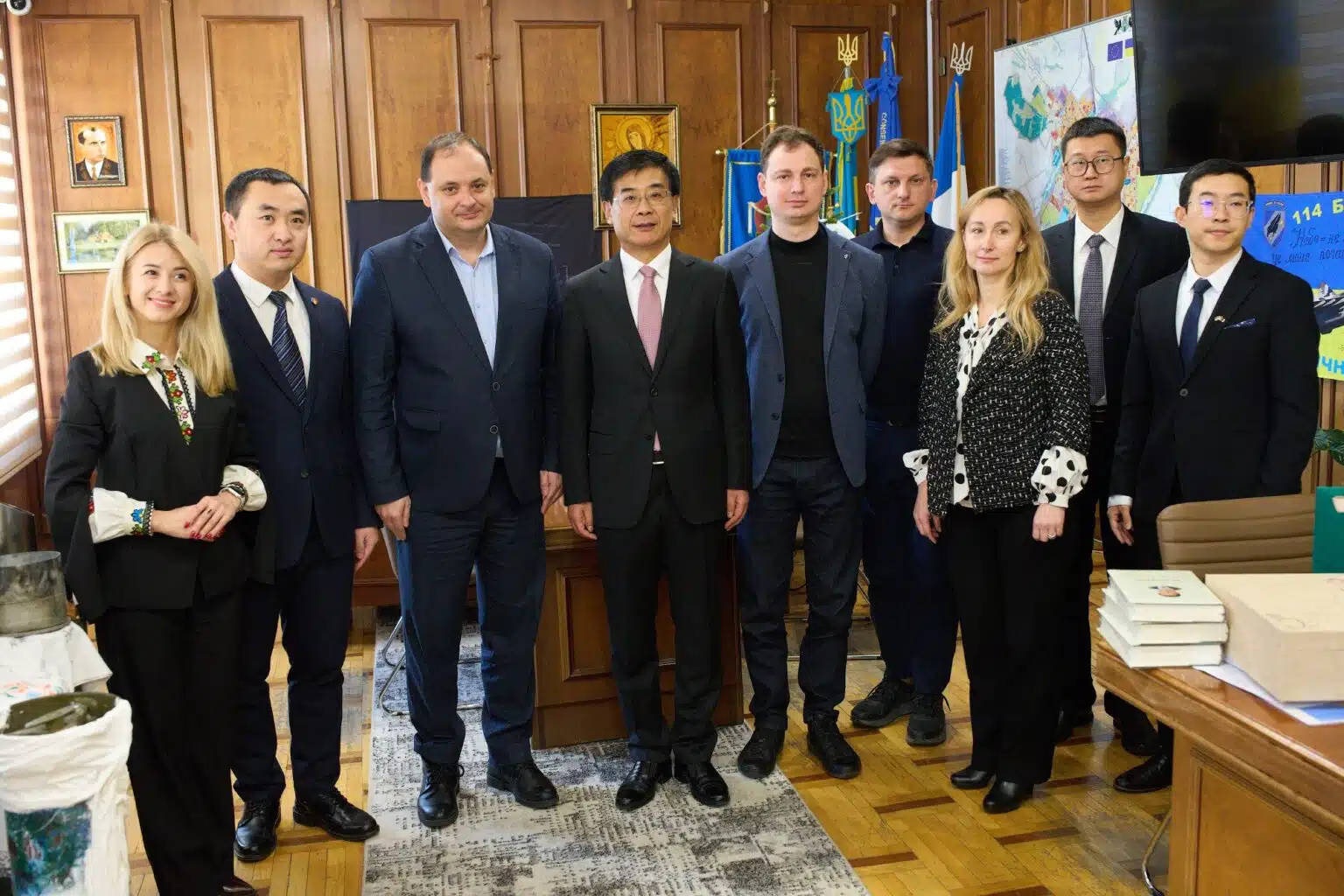 Група людей на офіційній зустрічі в кабінеті