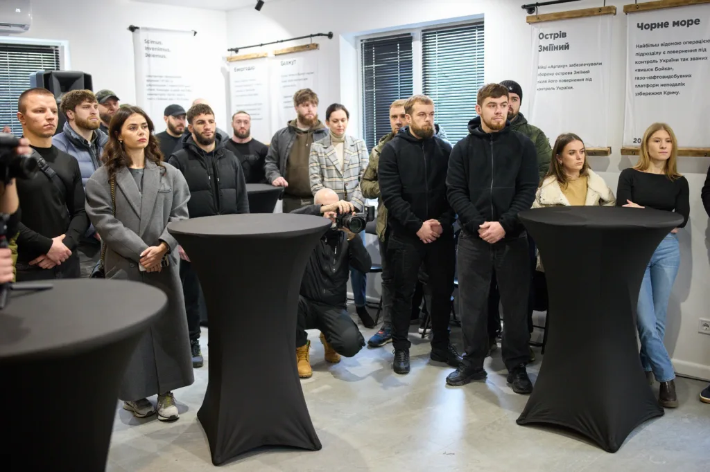 Люди на заході у виставковій залі