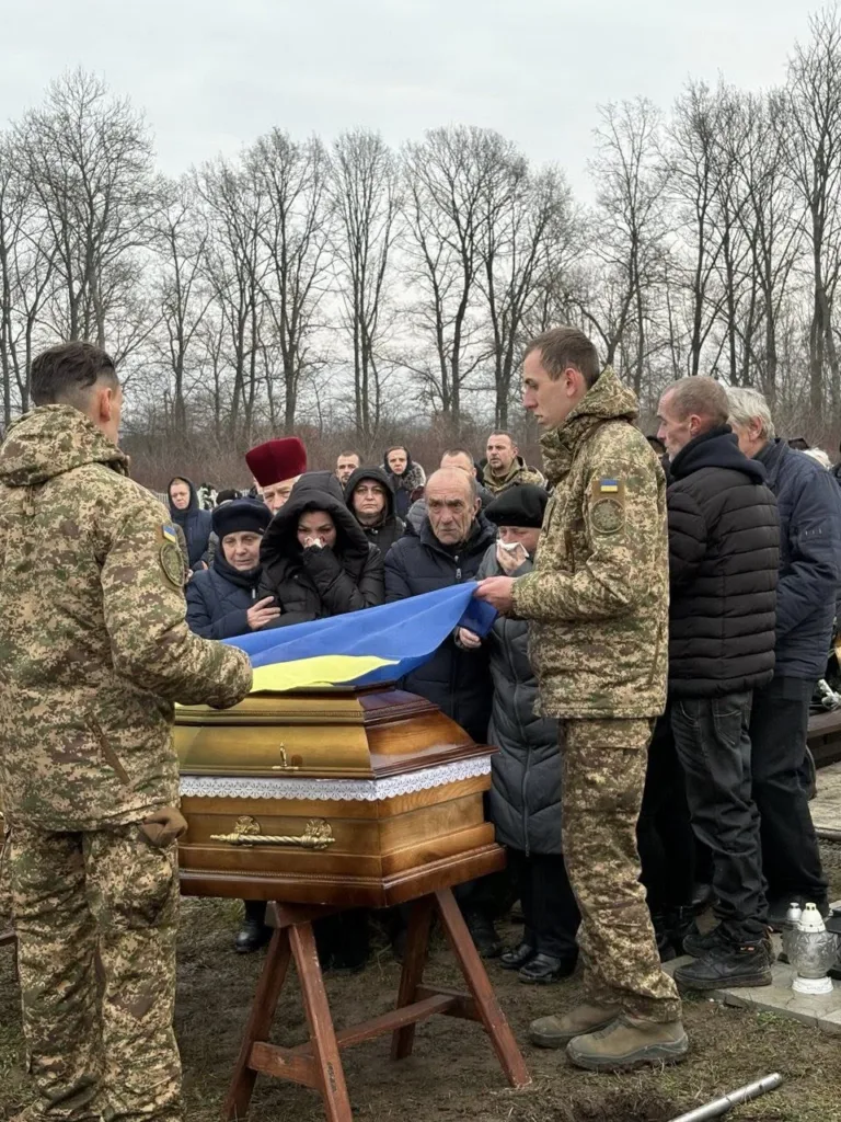 Військові проводжають загиблого героя з прапором України