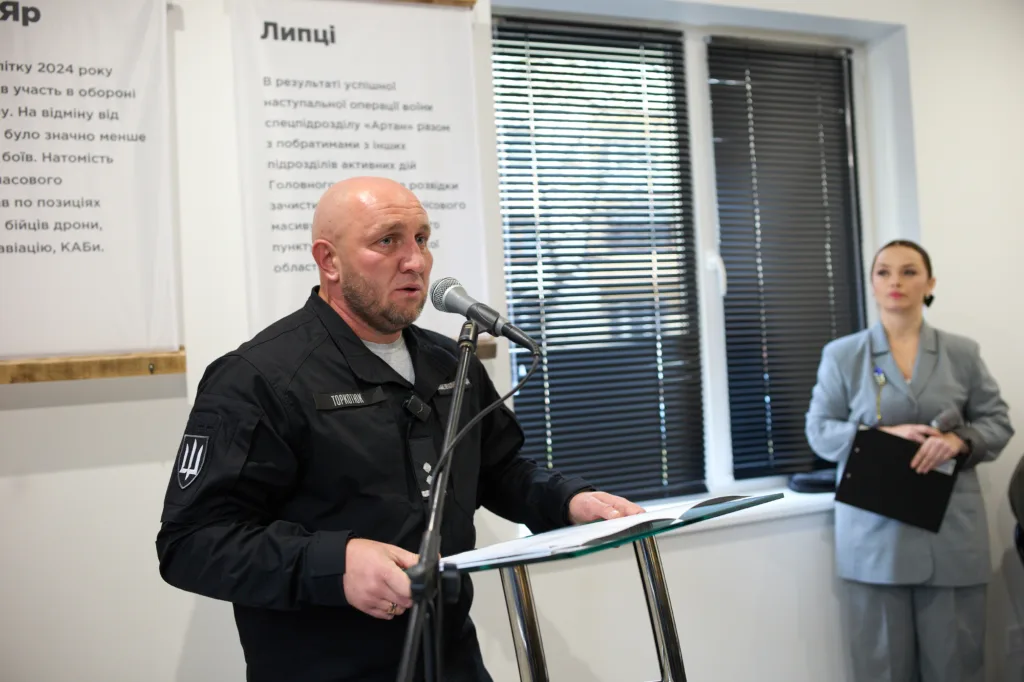 Чоловік у формі говорить на пресконференції