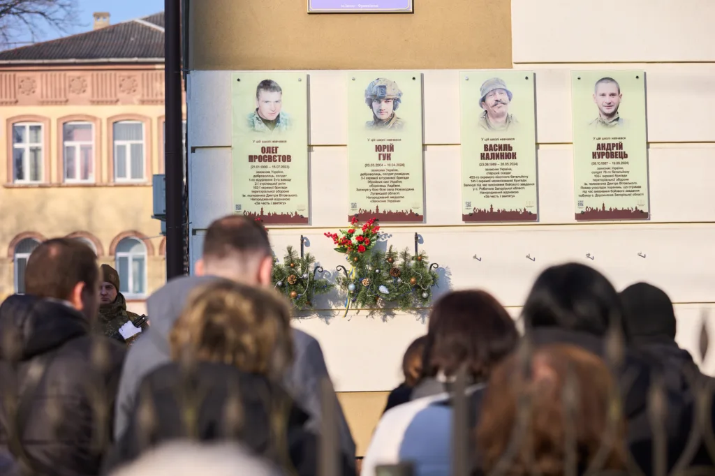 Люди вшановують пам’ять загиблих українських героїв