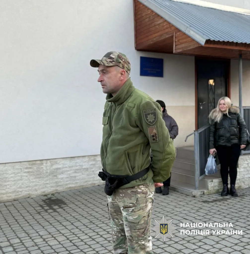 Поліцейський стоїть біля будівлі в Україні